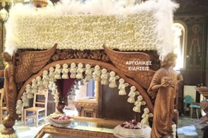 Βόλος: Ο βουλευτής Κ. Μαραβέγιας προσφέρει τις πρώτες βοήθειες σε ηλικιωμένη που κατέρρευσε στον Επιτάφιο - εικόνα 5