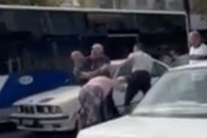 Αιγάλεω: Η περιγραφή του ζευγαριού που ξυλοκοπήθηκε στη Θηβών - "Έδωσε γκάζι και πάτησε το σώμα του άντρα μου"