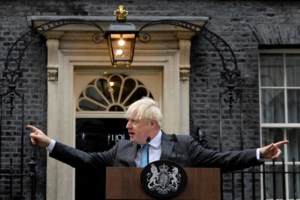 Απίστευτος Μπόρις Τζόνσον: Ρωτούσε επιστήμονες αν θα μπορούσε να "σκοτώσει" τον κορονοϊό με... πιστολάκι μαλλιών