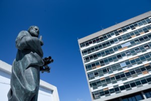 Πρύτανης ΑΠΘ για καταγγελίες φοιτητριών: Να μην φοβηθεί κανείς να μιλήσει, είμαστε δίχτυ ασφαλείας - εικόνα 2