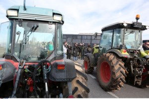 Αγρότες: Κλείνουν τις εθνικές οδούς, κατεβαίνουν με τα τρακτέρ στην Αθήνα - Οι αποφάσεις στη σύσκεψη της Λάρισας - εικόνα 2