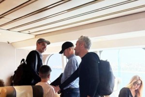 Την ακολουθία και την περιφορά του Επιταφίου στην Τήνο παρακολούθησε ο Κυριάκος Μητσοτάκης- Στο Γαλάτσι ο Νίκος Ανδρουλάκης - εικόνα 2