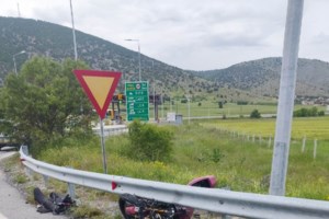 Τραγωδία στην Κερατέα: Οδηγός σκότωσε πατέρα δύο παιδιών που επέβαινε σε μηχανάκι- Τον εγκατέλειψε και μετά παραδόθηκε - εικόνα 2