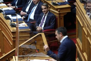 Σκληρή επίθεση Τσίπρα σε Μητσοτάκη στη δευτερολογία του - Γιατί διέκοψε την αγόρευσή του και κατέβηκε από το βήμα