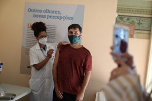 Βασιλακόπουλος: Και οι 40-44 θα εμβολιαστούν αποκλειστικά με AstraZeneca - Τι είπε για τις εγκύους