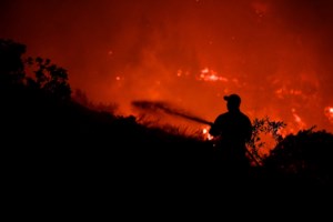 Φωτιά στη Βούλα: Επί τόπου βρέθηκε ο Χρήστος Στυλιανίδης - εικόνα 2