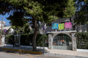 Βάρκιζα: Απολογητικό υπόμνημα του σχολείου για το 2χρονο κοριτσάκι που έμεινε μέσα στο σχολικό για 4 ώρες [εικόνες - βίντεο] - εικόνα 2