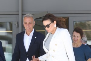 Ολγα Κεφαλογιαννη: Πήγε στο Ηρώδειο με μάξι καλοκαιρινή τουνίκ, μαύρες εσπαντρίγιες και chevalier με την ελληνική σημαία - εικόνα 5