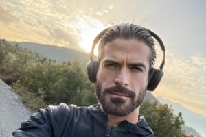 Άρης Μουγκοπέτρος: Ποιος είναι ο μουσικός που ακρωτηριάστηκε από κροτίδα - Τρία τα τραυματισμένα δάχτυλα