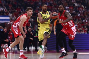 Εικόνες ντροπής στην Πάτρα: Οπαδός έριξε μπουνιά σε προπονητή και χτύπησε παίκτη σε αγώνα βόλεϊ - εικόνα 3