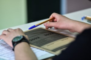 Πανελλήνιες 2022: Μητέρα πέρασε στην ίδια σχολή με τον γιο της - "Τη διάβαζε" η κόρη της