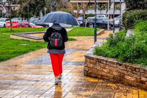 Ξαφνική καταιγίδα στα βόρεια προάστια της Αθήνας - Μαύρισε ο ουρανός στο κέντρο [βίντεο] - εικόνα 5