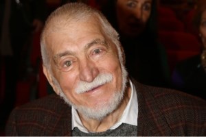 Ανέστης Βλάχος: Θρίλερ με τη διαθήκη - Μήνυση για απάτη και πλαστογραφία κατέθεσε ο γιος του ηθοποιού [Βίντεο]