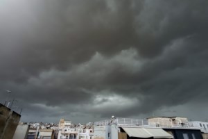 Πρώτη ημέρα lockdown: Η Αθήνα από ψηλά - Έρημη η Ερμού, κίνηση στους δρόμους και συγκέντρωση στα Προπύλαια [Εικόνες] - εικόνα 13