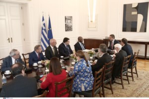 Ανεμβολίαστοι υγειονομικοί έξω από το σπίτι του Κυριάκου Μητσοτάκη - Προσήχθησαν στη ΓΑΔΑ [Βίντεο]