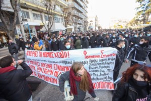 Απίστευτος κορονο-συνωστισμός στο συλλαλητήριο στην Αθήνα για την αστυνομία στα ΑΕΙ [εικόνες] - εικόνα 4