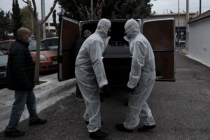 Η νέα φάμπρικα των αρνητών: Τσουνάμι περιττών νεκροτομών - Υποψίες για κύκλωμα πίσω από τις απειλές γιατρών