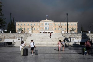 Απίστευτο βίντεο: Μηχανοδηγός του Προαστιακού έτρωγε την ώρα που ο συρμός ήταν σε κίνηση - Η απάντηση της Hellenic Train