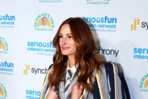 Τζούλια Ρόμπερτς: Preety woman με dusty pink blazer set με σορτς και τα πιο αμφιλεγόμενα παπούτσια στο κόκκινο χαλί - εικόνα 6