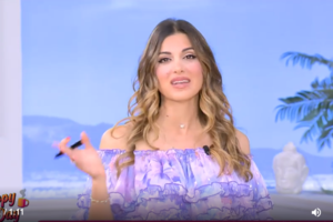 Σταματίνα Τσιμτσιλή: To πρωινό look με denim, λευκό πουκάμισο και statement πέδιλα που έκαναν τη διαφορά