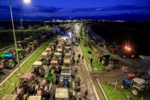 Κρήτη: Δύο συλλήψεις για τα επεισόδια στο Ηράκλειο - Στο νοσοκομείο από πέτρα στο πρόσωπο ο διοικητής του ΤΑΕ Χανίων