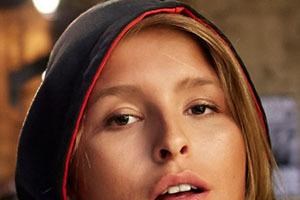 Θετική στον κορονοϊό η Εύα Χερτζίκοβα - Η πρώτη φωτογραφία από το κρεβάτι του πόνου - εικόνα 2