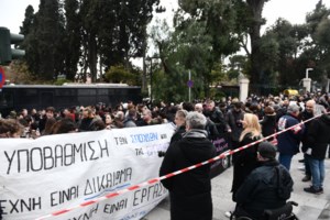 Έληξε η κατάληψη στο κτήριο Τσίλλερ του Εθνικού, συνεχίζεται στο ΡΕΞ - Αιχμές από το ΔΣ του Θεάτρου - εικόνα 2
