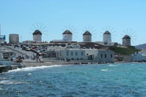 Κορονοϊός - Στο "πόδι" η Μύκονος: Επτά τα θετικά κρούσματα στο γνωστό beach bar "Alemagou"