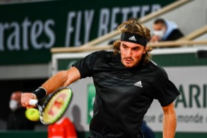 Ξανά... μέσα στα νεύρα ο Τσιτσιπάς: Πέταξε το μπαλάκι με δύναμη στους γονείς του [βίντεο]