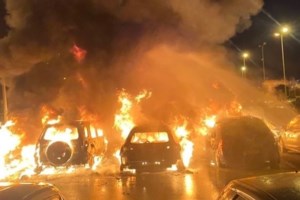 Φωτιά σε εν κινήσει όχημα στην Ιόνια Οδό: Από θαύμα γλίτωσαν οι επιβαίνοντες [Βίντεο]