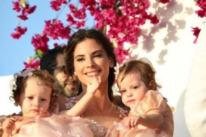 Τρυφερός μπαμπάς ο Σάκης Τανιμανίδης: Το βίντεο με τα διδυμάκια Αριάνα και Φιλίππα