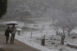Κακοκαιρία: Εγκλωβισμένα δύο άτομα στο ρέμα του Προμπονά στα Πατήσια - Φούσκωσε από τη βροχή [βίντεο]