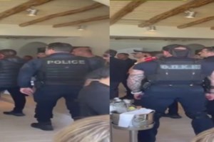 Μύκονος: Καταγγελία πως καλύπτουν τα βράδια με άμμο το τσιμέντο γνωστού κλαμπ