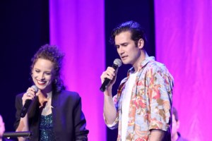 Νίκος Ψαρράς: Η σπάνια εμφάνιση με τη μελαχρινή σύζυγό του στο θέατρο - εικόνα 6