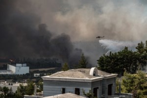 Φωτιά στη Βαρυμπόμπη: Στο Κέντρο Επιχειρήσεων της Πυροσβεστικής ο Κυριάκος Μητσοτάκης - εικόνα 2