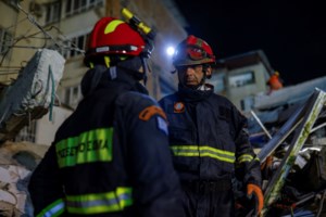 Οι συγκλονιστικές διασώσεις της ΕΜΑΚ: Η 6χρονη ήταν ξαπλωμένη στο άψυχο κορμί της αδερφής της [εικόνες]