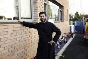 Τρίκαλα: "Έκαιγε το δέρμα μου με σταυρό για τα τατουάζ"- Κακοποίηση καταγγέλλει ο 23χρονος για τον ιερέα με τους μαϊμού-εράνους - εικόνα 3