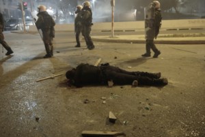 Μητσοτάκης για επεισόδια στη Νέα Σμύρνη: Να μας αφυπνίσει η ζωή του αστυνομικού που κινδύνευσε - Δεν θα επιτρέψω σε κανέναν να μας διχάσει - εικόνα 3
