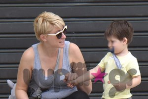 Σία Κοσιώνη: Στο μουσείο της Ακρόπολης μαζί με τον γιο της [Εικόνα]