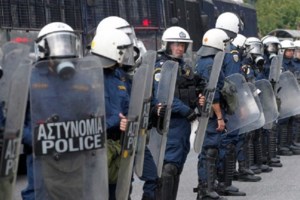 Σοκαριστικές εικόνες: Αστυνομικοί χτυπούν με γκλοπ εργαζόμενους στους δήμους, έξω από το Υπουργείο Εσωτερικών - εικόνα 7