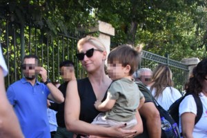 "Τι είναι τούτος; Ααααχ!": Φίλος της Δήμητρας Λιάνης - Παπανδρέου της βάφει τα μαλλιά σε 2 λεπτά! [Βίντεο] - εικόνα 2