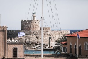 Η έπαρση της μεγαλύτερης ελληνικής σημαίας στον κόσμο από αερόστατο στη Λίμνη Πλαστήρα [βίντεο]