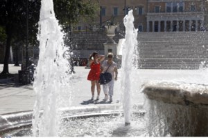 Μεγάλη φωτιά στην Παλαιά Φώκαια: Στις φλόγες σπίτια στο Θυμάρι – Μηνύματα 112 για εκκενώσεις προς Λαγονήσι και Λαύριο [βίντεο] - εικόνα 2