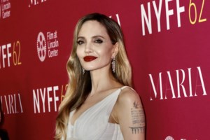 Αντζελίνα Τζολί: Super cool και ασθησιακή στο Λονδίνο με ανδρικό σμόκιν και πιο μακριά μαλλιά από ποτέ - εικόνα 8