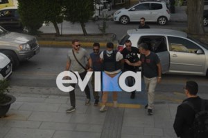 Λάρισα: Άγριο επεισόδιο στην κεντρική πλατεία - Τον κυνήγησε και του πέταξε τσιμεντόλιθο [βίντεο]