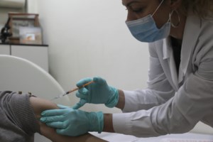 O Πύρρος Δήμας τα βάζει με τους "ψεκασμένους": Μην τους ακούτε, έχασα τον κουμπάρο μου από κορονοϊό