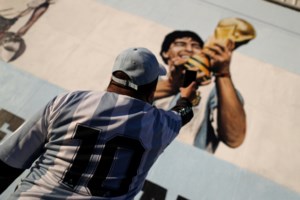 Ντιέγκο Μαραντόνα: Πωλήθηκε η μπάλα από το "χέρι του Θεού" αντί 2,3 εκατομμυρίων ευρώ