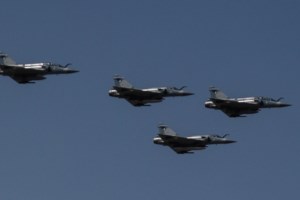 Νέο μήνυμα στην Άγκυρα: Στη Σούδα 9 μαχητικά αεροσκάφη από τα Ηνωμένα Αραβικά Εμιράτα [εικόνες]