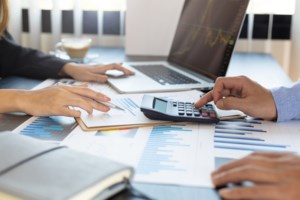 Φορολογικό νομοσχέδιο: Αυτές είναι οι τελικές αλλαγές για τους ελεύθερους επαγγελματίες - Στο μισό το τέλος επιτηδεύματος - εικόνα 2