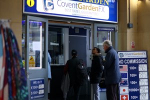 Ταπεινωτική κωλοτούμπα της Λιζ Τρας στη Βρετανία: Έκανε πίσω για τη μείωση της φορολογίας στους πλούσιους